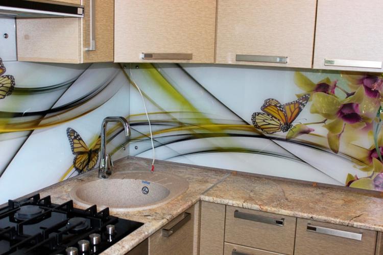 Tablier en verre dans la cuisine