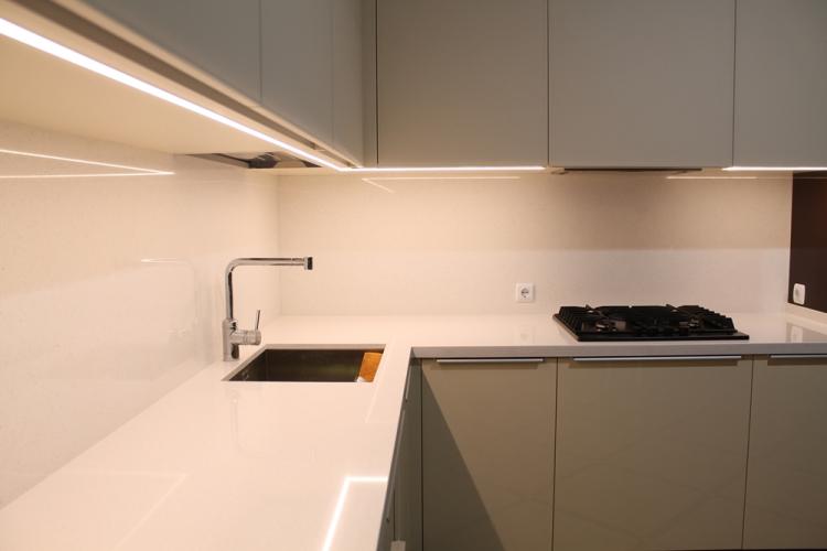 Tablier acrylique dans la cuisine