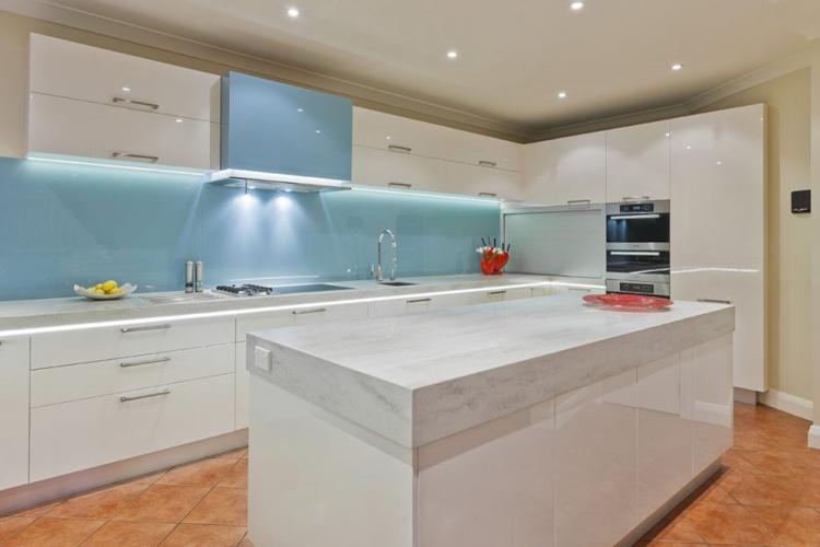 Tablier acrylique dans la cuisine