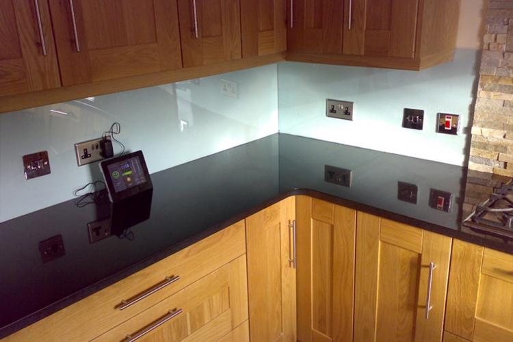 Tablier acrylique dans la cuisine