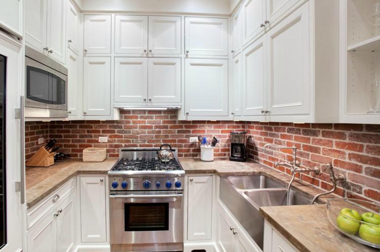 Tablier dans une cuisine en brique