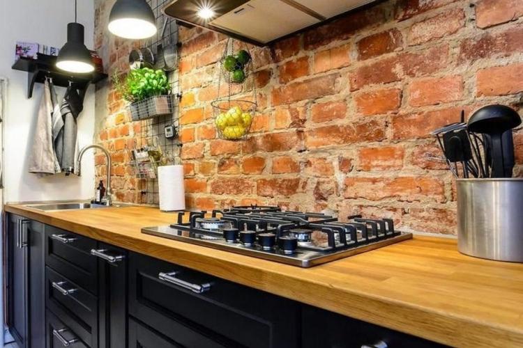 Tablier dans une cuisine en brique