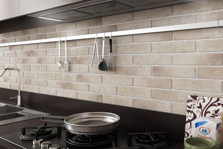 Tablier dans une cuisine en brique