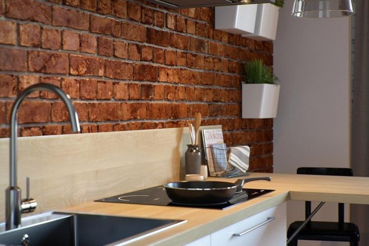 Tablier dans une cuisine en brique