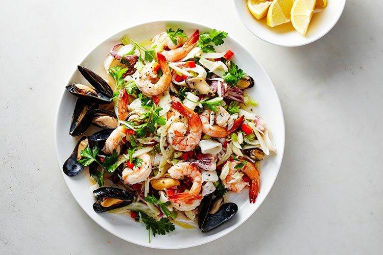 Salade de fruits de mer aux bâtonnets de crabe
