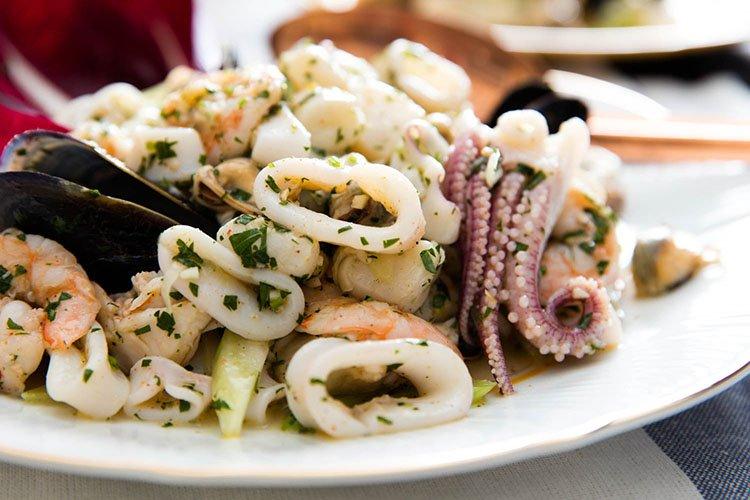 Salade de fruits de mer et ananas