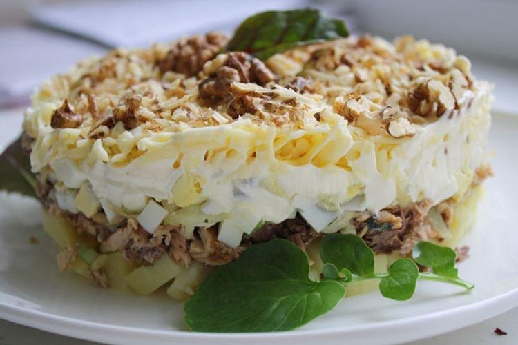 Salade de pommes de terre au poisson et aux noix en conserve