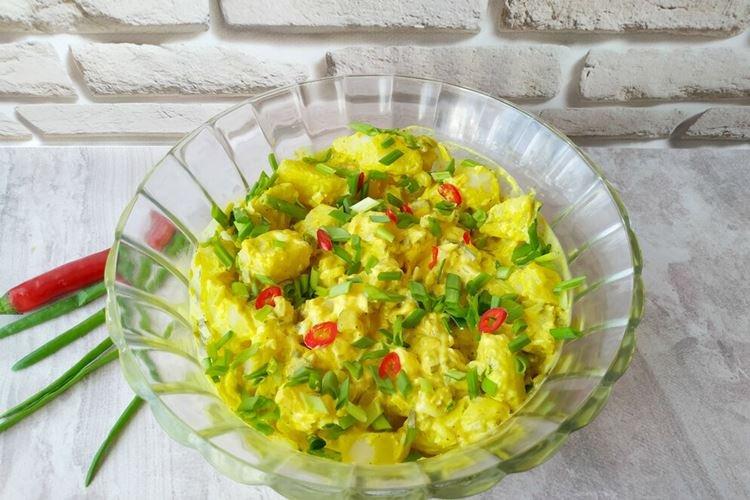 Salade de pommes de terre au curcuma et piment