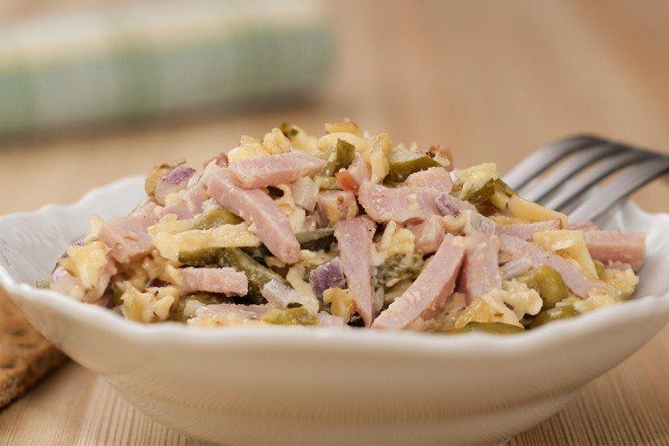 Salade aux oeufs, jambon et cornichons