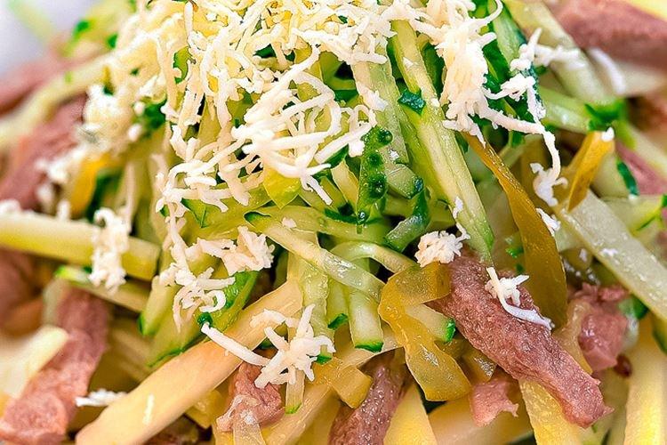 Salade avec langue de boeuf, céleri et pousses