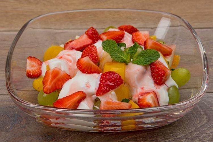 Salade de fruits aux pêches et raisins