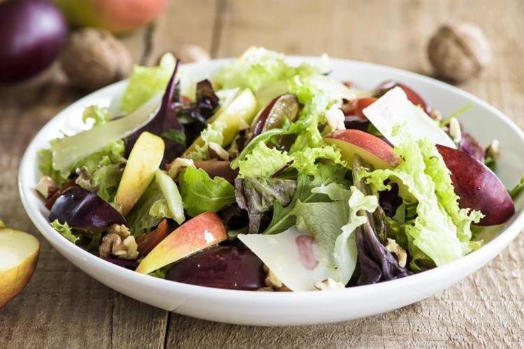 Salade de pommes, prunes et cerises