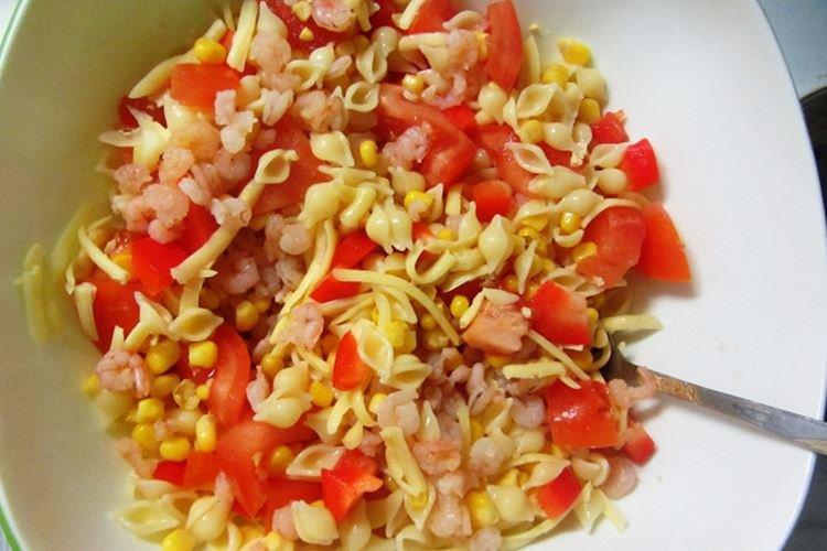 Salade copieuse avec du fromage et des pâtes