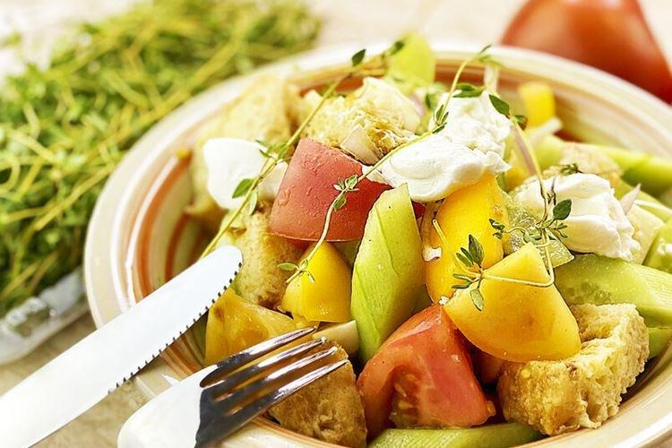 Salade au fromage et croûtons