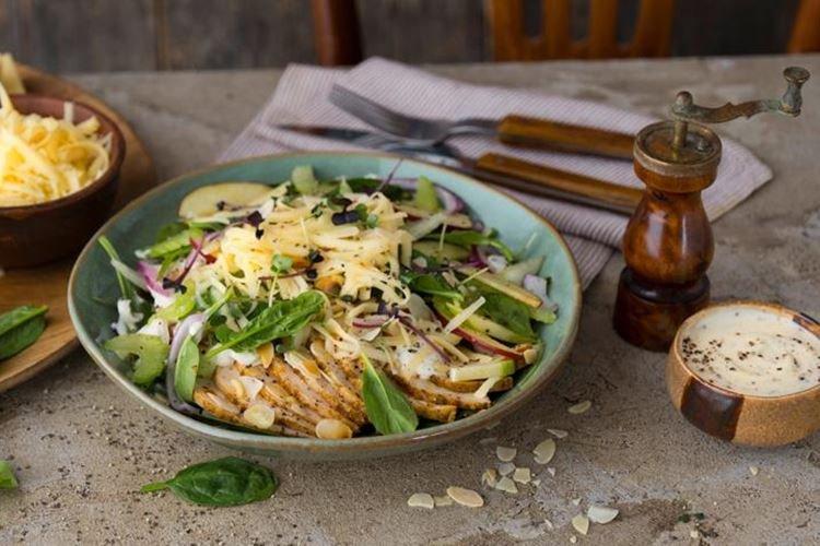 Salade de poulet, fromage et pommes