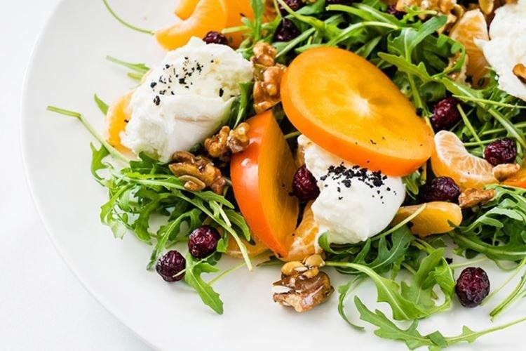 Salade au fromage et au kaki