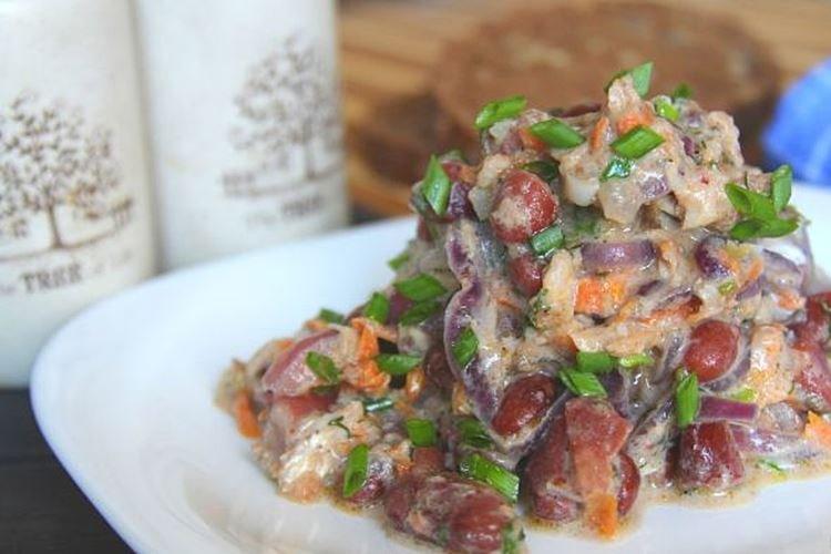 Salade de poisson et haricots en conserve