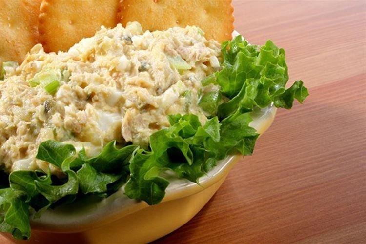 Salade de poisson en conserve et croûtons