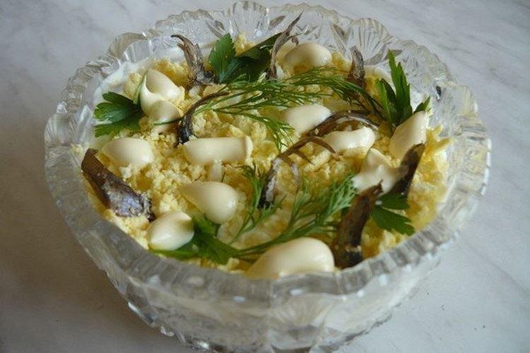 Salade aux sprats et fromage