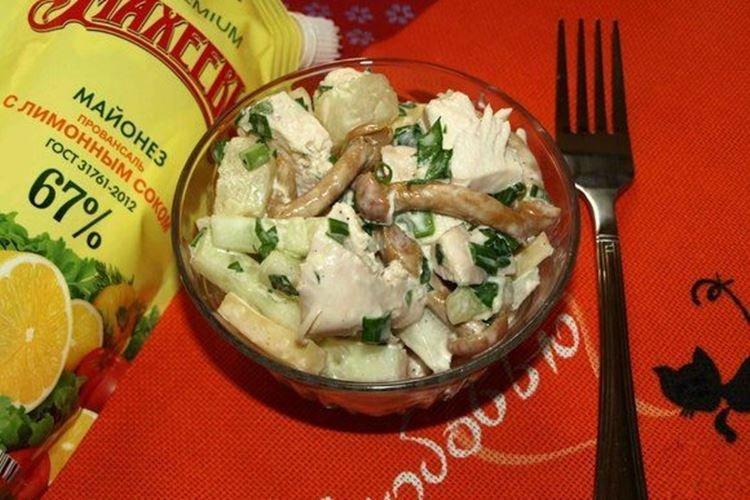 Salade de champignons marinés et concombres frais
