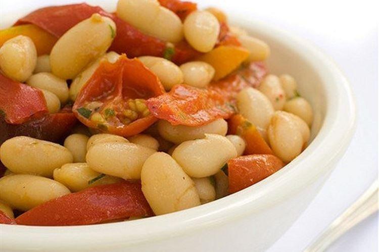 Salade de saucisses fumées et haricots blancs