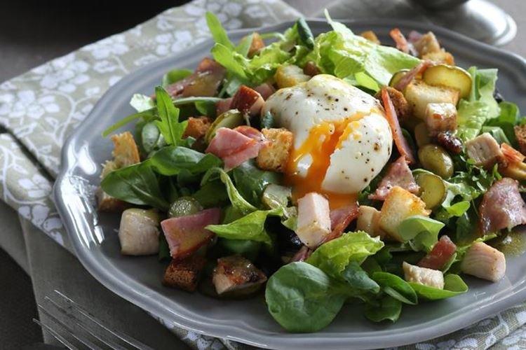 Salade avec saucisse, herbes et oeuf