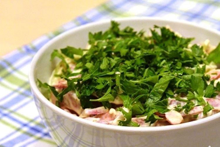Salade hongroise avec saucisse et poivre