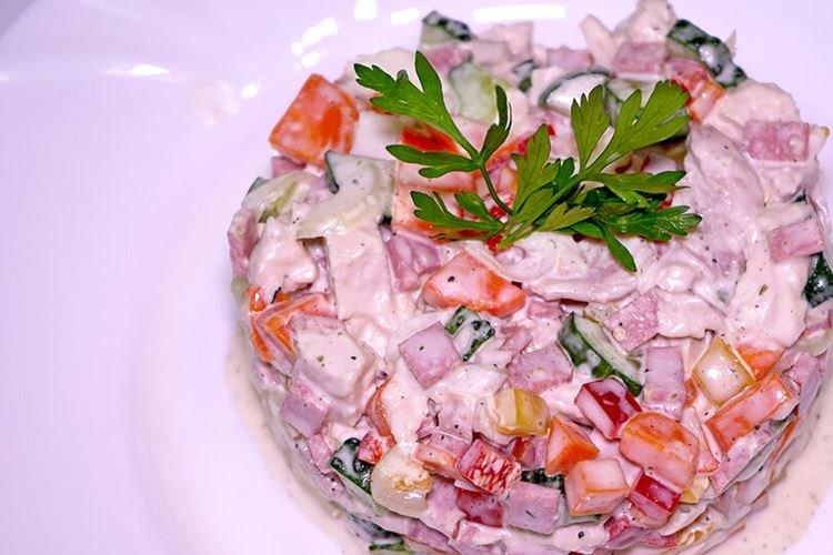 Salade de poulet, saucisses et oignons marinés