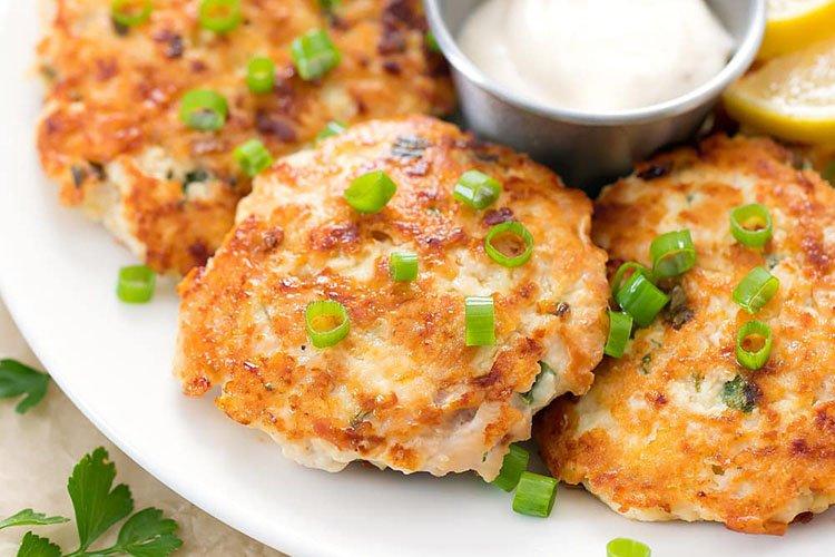 Escalopes de poulet à la crème sure et à la semoule