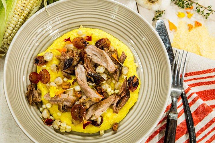 Bouillie de maïs avec de la viande