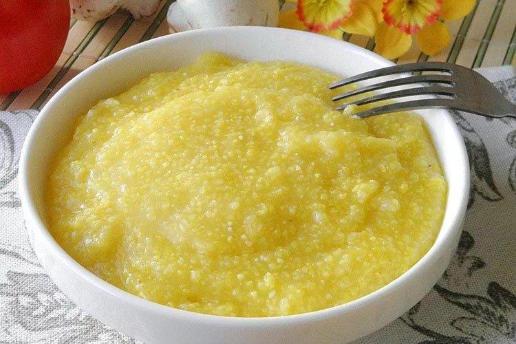 Bouillie de maïs avec du lait dans une mijoteuse