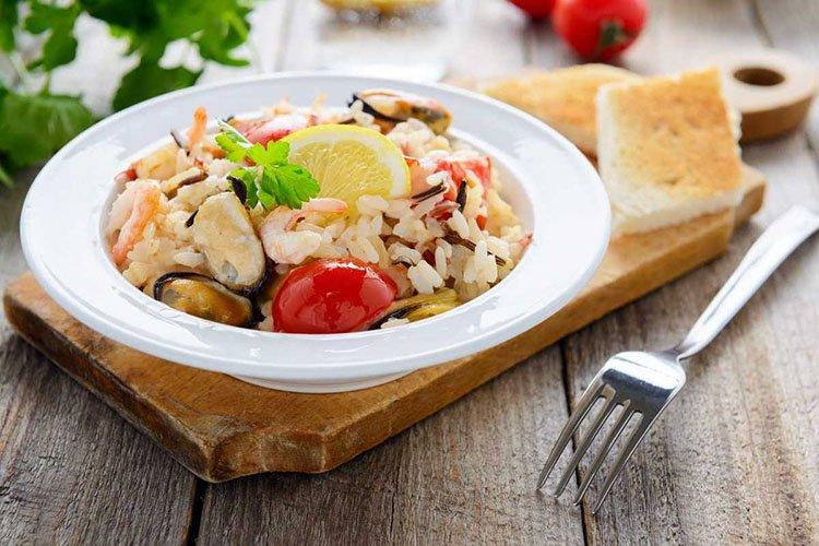 Salade de viande avec du riz