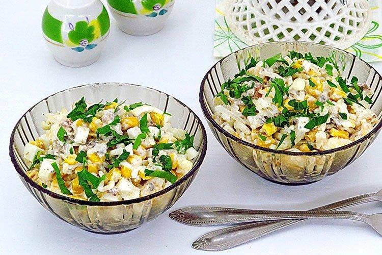 Salade de riz, poisson en conserve et ananas