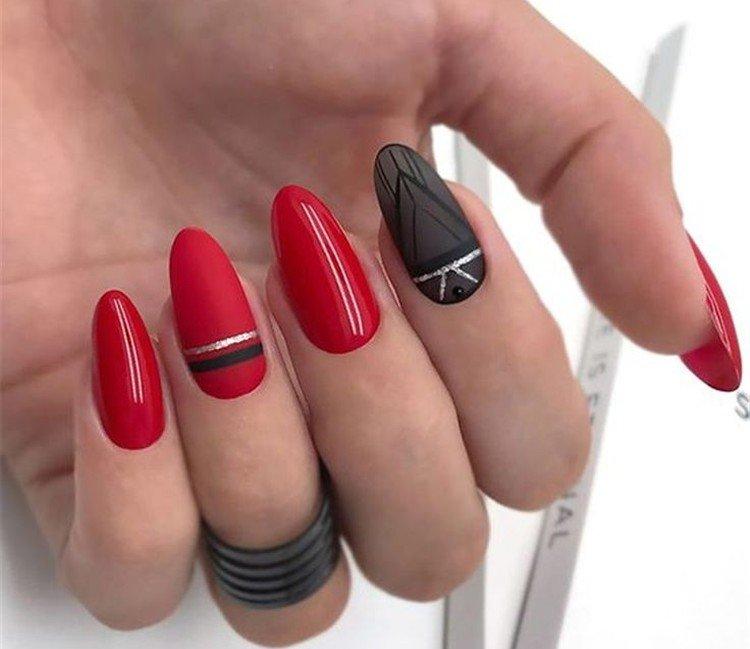 Manucure noire et rouge