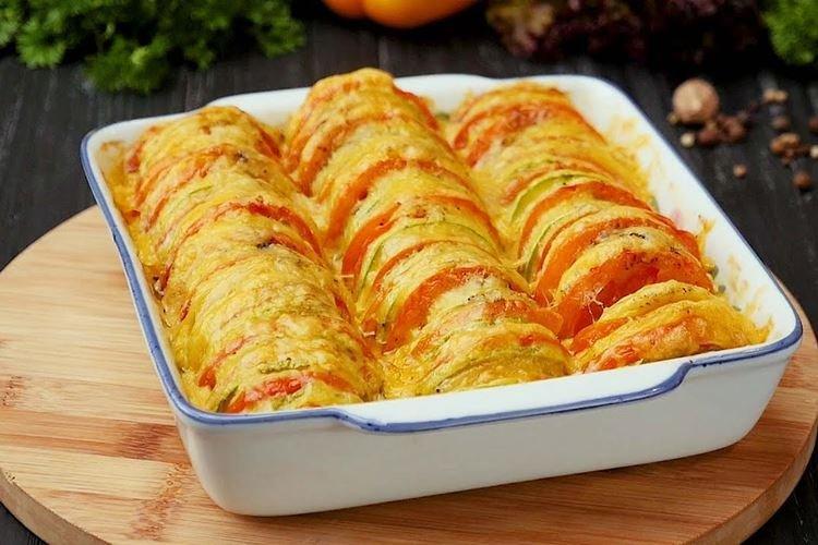 Courgettes avec pommes de terre et tomates au four