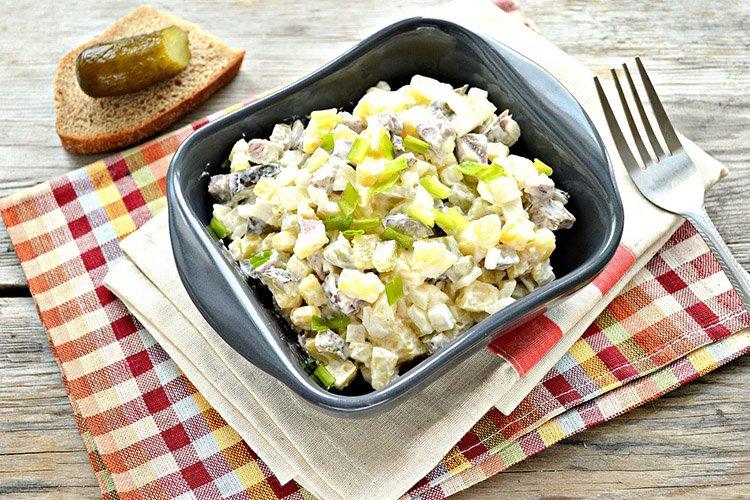 Salade de céleri-rave à la sauce crémeuse au cognac