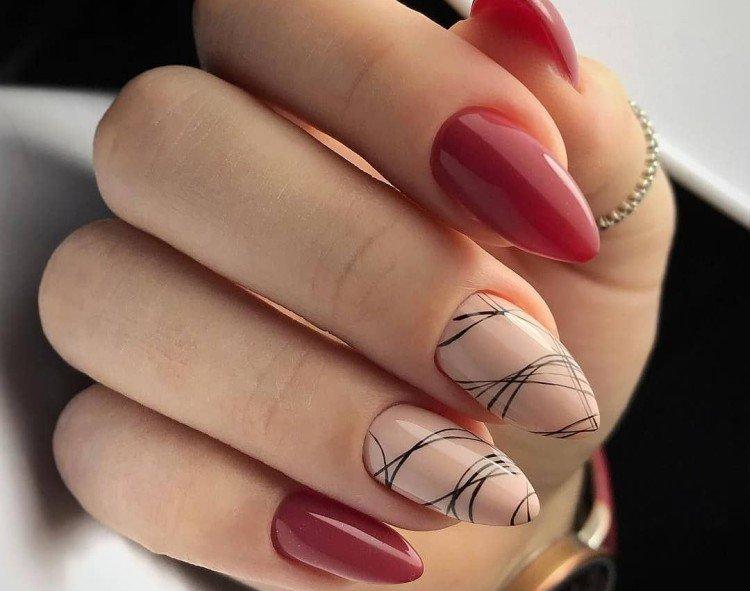 Manucure nue avec du rouge