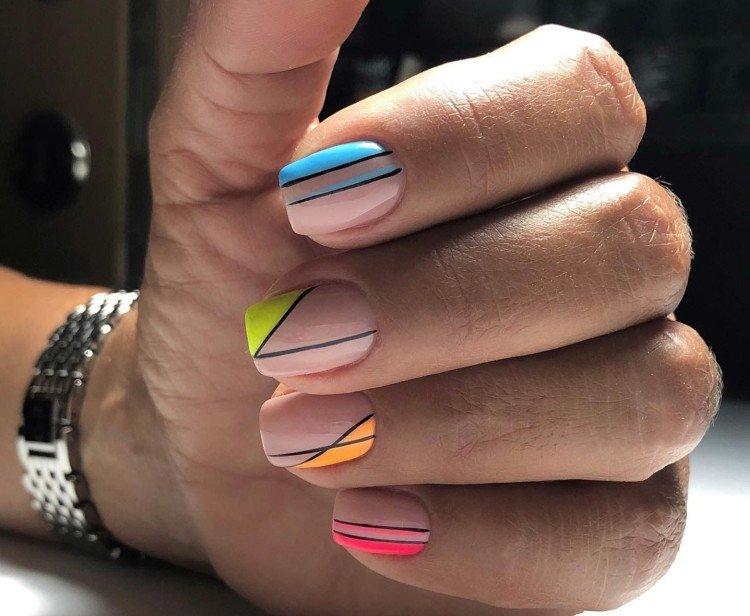 Manucure nue aux couleurs vives