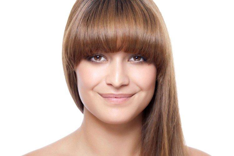 Coupes de cheveux à la mode avec une frange arquée