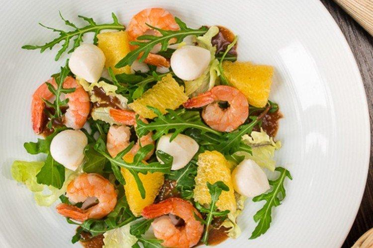 Salade épicée aux crevettes marinées