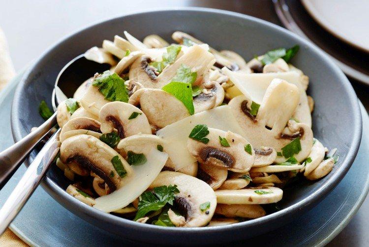 Salade de champignons aux champignons crus