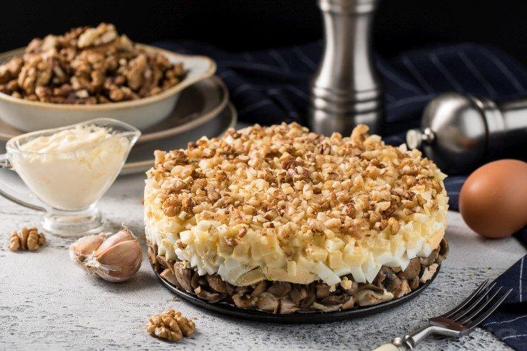 Salade de poulet, champignons et noix