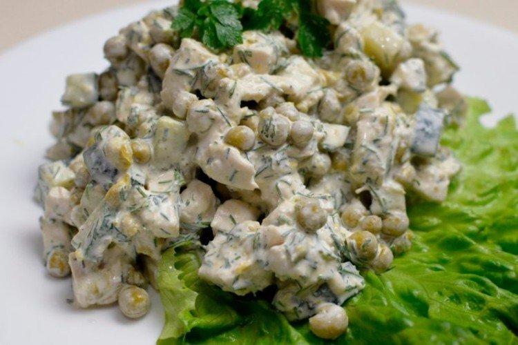Salade de poulet aux champignons et petits pois