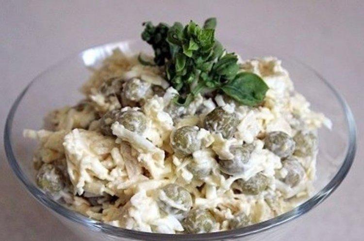 Salade de petits pois en conserve et fromage fondu