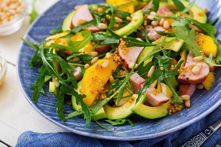 Salade de poulet fumé, avocat et mangue
