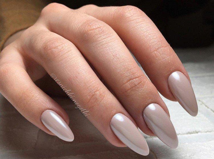 Manucure beige avec frotter