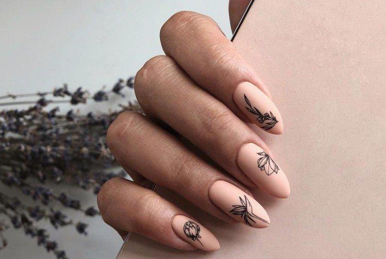 Manucure beige avec autocollants et estampage