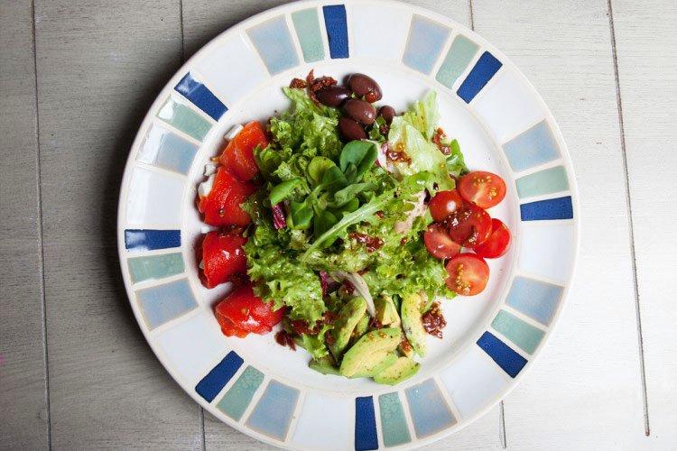 Salade de tomates cerises, avocat et poivron