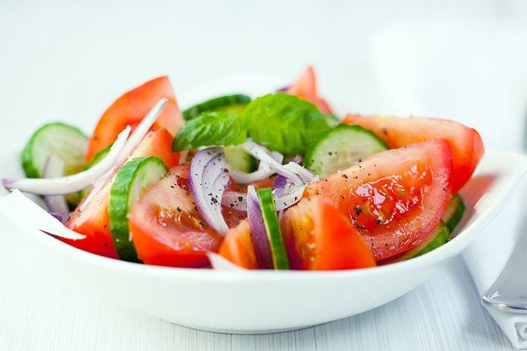 Salade espagnole de tomates et concombre