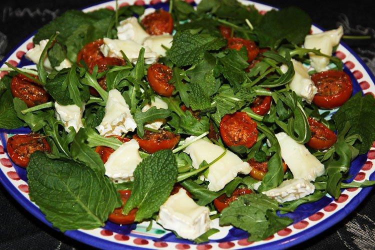 Salade de tomates séchées et basilic